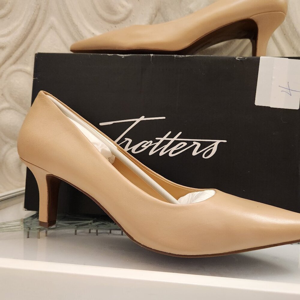 Trotter Leather " Noelle" Pumps in Cream. NIB. Size 12 Narrow